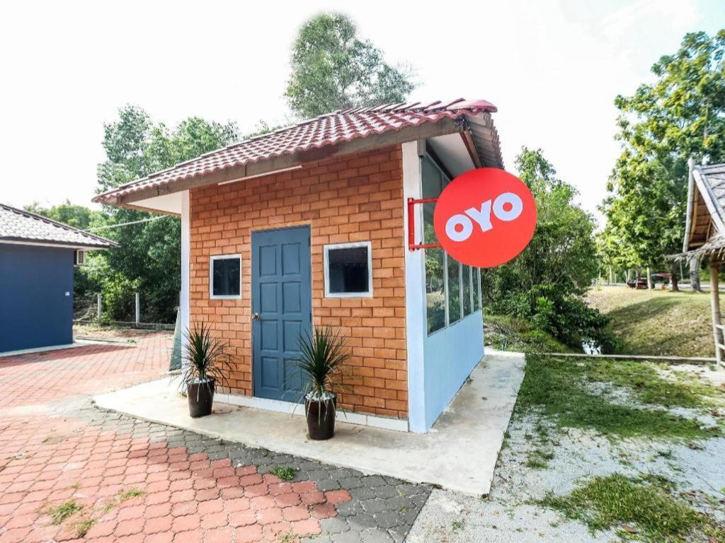 Oyo 89607 Aloha Chalet Kampung Raja Exterior photo